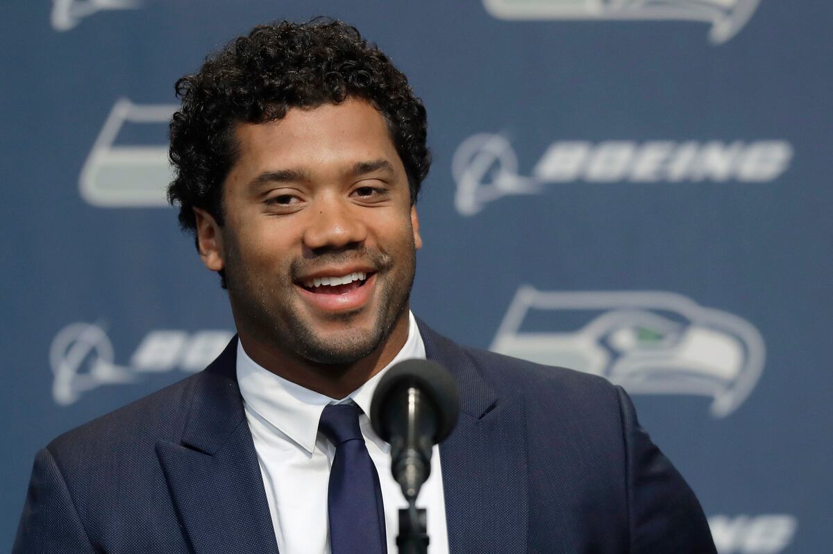 Russell Wilson Gifts $12K in Amazon Stock to 13 Players on ...