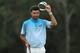 AUGUSTA, GEORGIË - APRIL 14: Bubba Watson van de golven van Verenigde Staten op groene 18de tijdens de definitieve ronde van de Meesters bij de Nationale Golfclub van Augusta op 14 April, 2019 in Augusta, Georgië. (Foto door Mike Ehrmann / Getty Images)