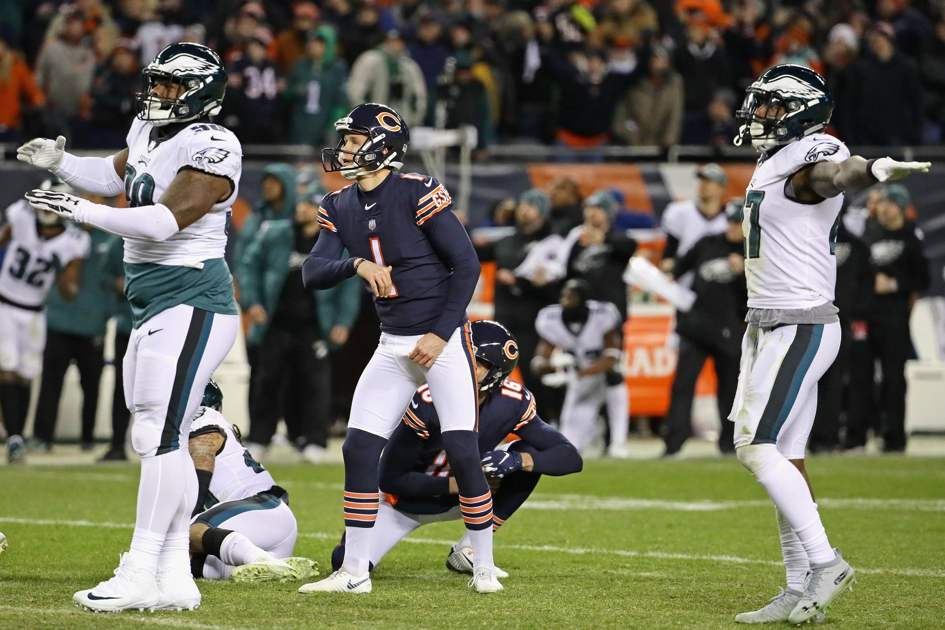 Eagles stave off Bears on missed FG