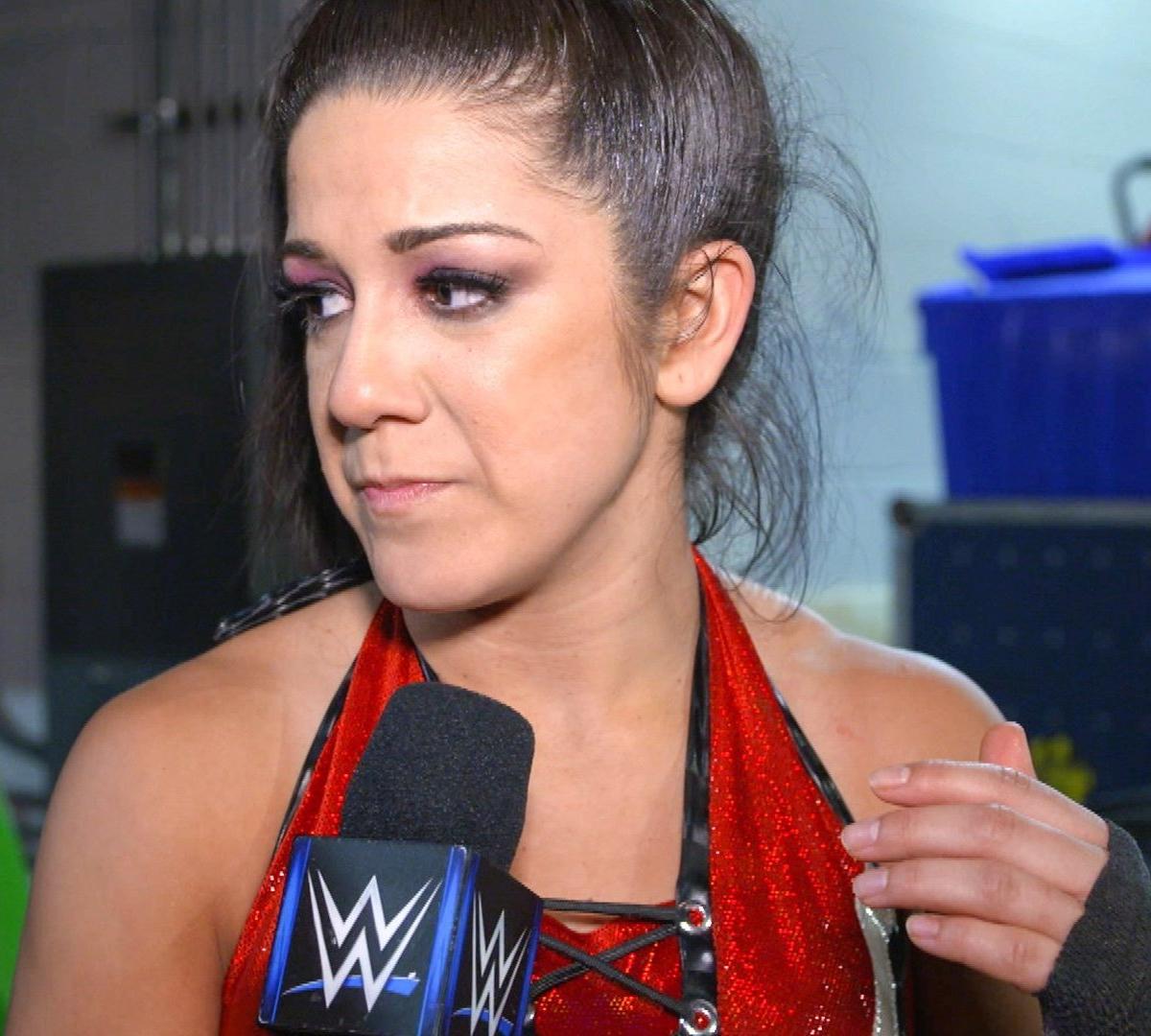 Fan Theory Explains Why Bayley Never Wears The SmackDown 