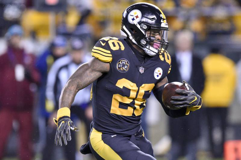 Pittsburgh Steelers running back Le'Veon Bell (26) plays against the Tennessee Titans during an NFL football game in Pittsburgh, Thursday, Nov. 16, 2017, in Pittsburgh. (AP Photo/Don Wright)