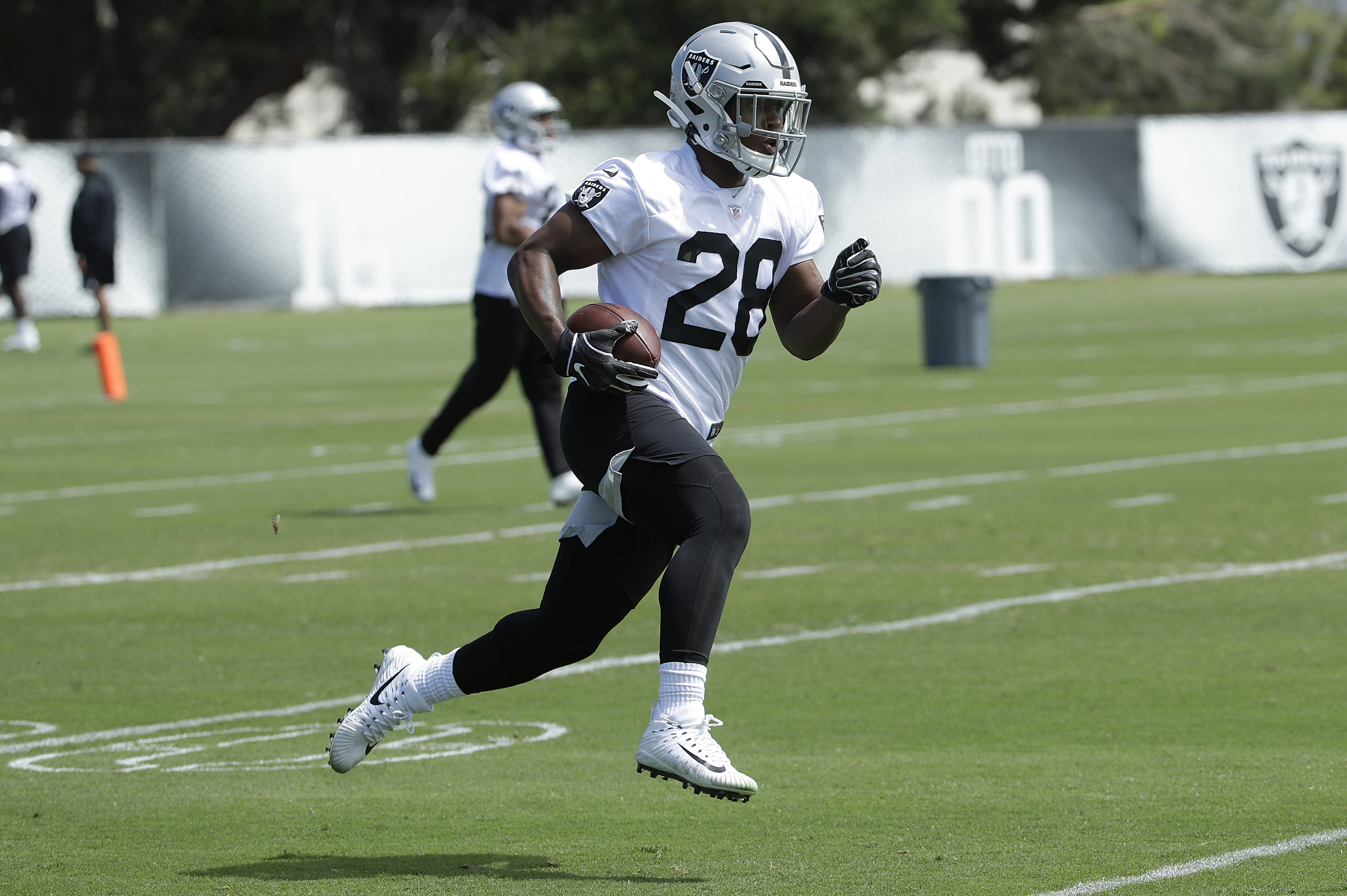 Josh Jacobs injury update: Raiders RB doesn't practice Friday in Week 3  with illness - DraftKings Network