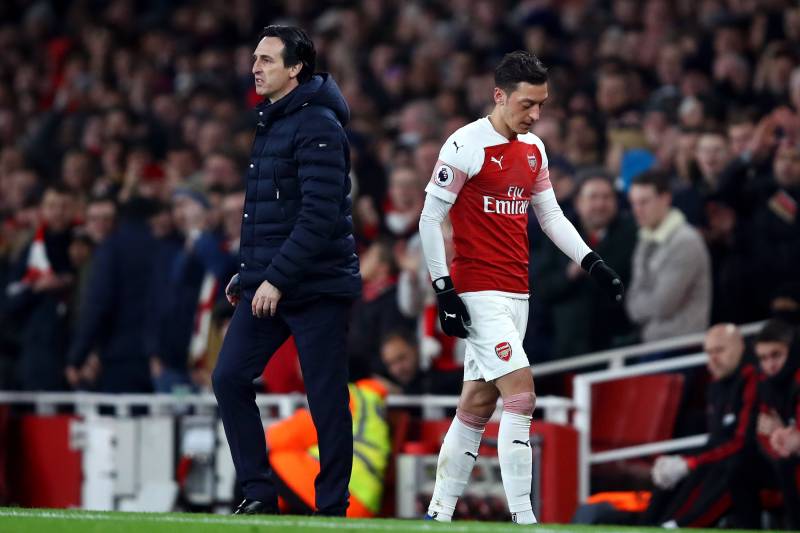 LONDON, ENGLAND - MARCH 10: Mesut Ozil of Arsenal walks past Unai Emery, Manager of Arsenal after being substituted off during the Premier League match between Arsenal FC and Manchester United at Emirates Stadium on March 10, 2019 in London, United Kingdom. (Photo by Julian Finney/Getty Images)