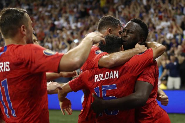 KANSAS CITY, KANSAS - JUNE 26: Jozy Altidore #17 of the United States is congratulated by teammates after scoring during the second half of the CONCACAF Gold Cup match against Panama at Children's Mercy Park on June 26, 2019 in Kansas City, Kansas. (Photo by Jamie Squire/Getty Images)
