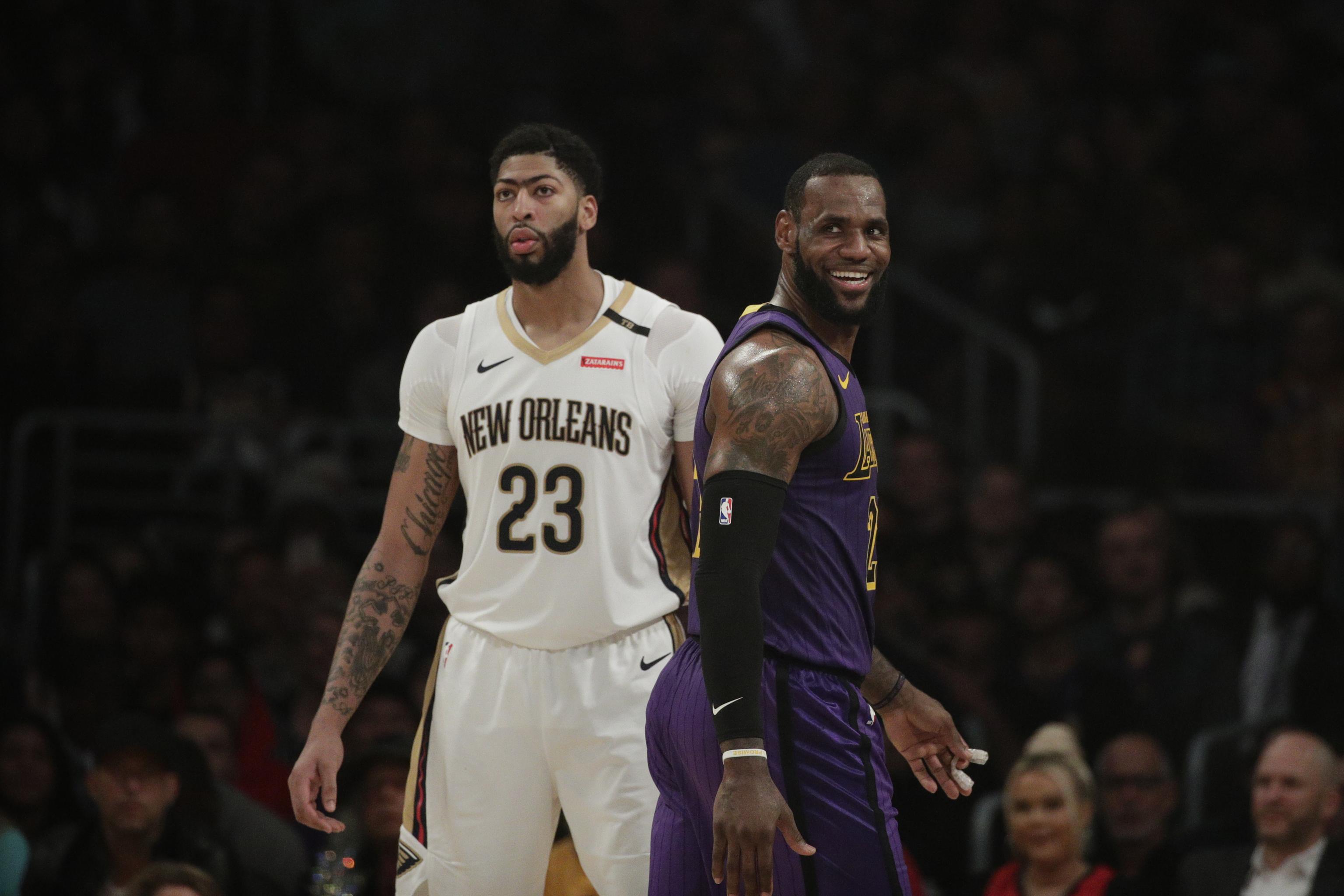 Report: LeBron to give Davis his No. 23 with Lakers