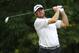 Robert Garrigus kijkt hoe zijn tee op het zesde gat geschoten werd tijdens de eerste ronde van het John Deere Classic golftoernooi donderdag 9 juli 2015 in Silvis, Illinois (AP Photo / Charles Rex Arbogast)