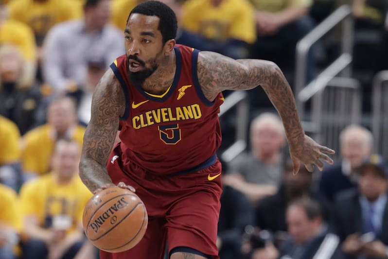 Cleveland Cavaliers' JR Smith dribbles during the first half of game 3 of an NBA basketball playoff series in the first round against the Indiana Pacers, Friday April 20, 2018, in Indianapolis. (Photo AP / Darron Cummings)