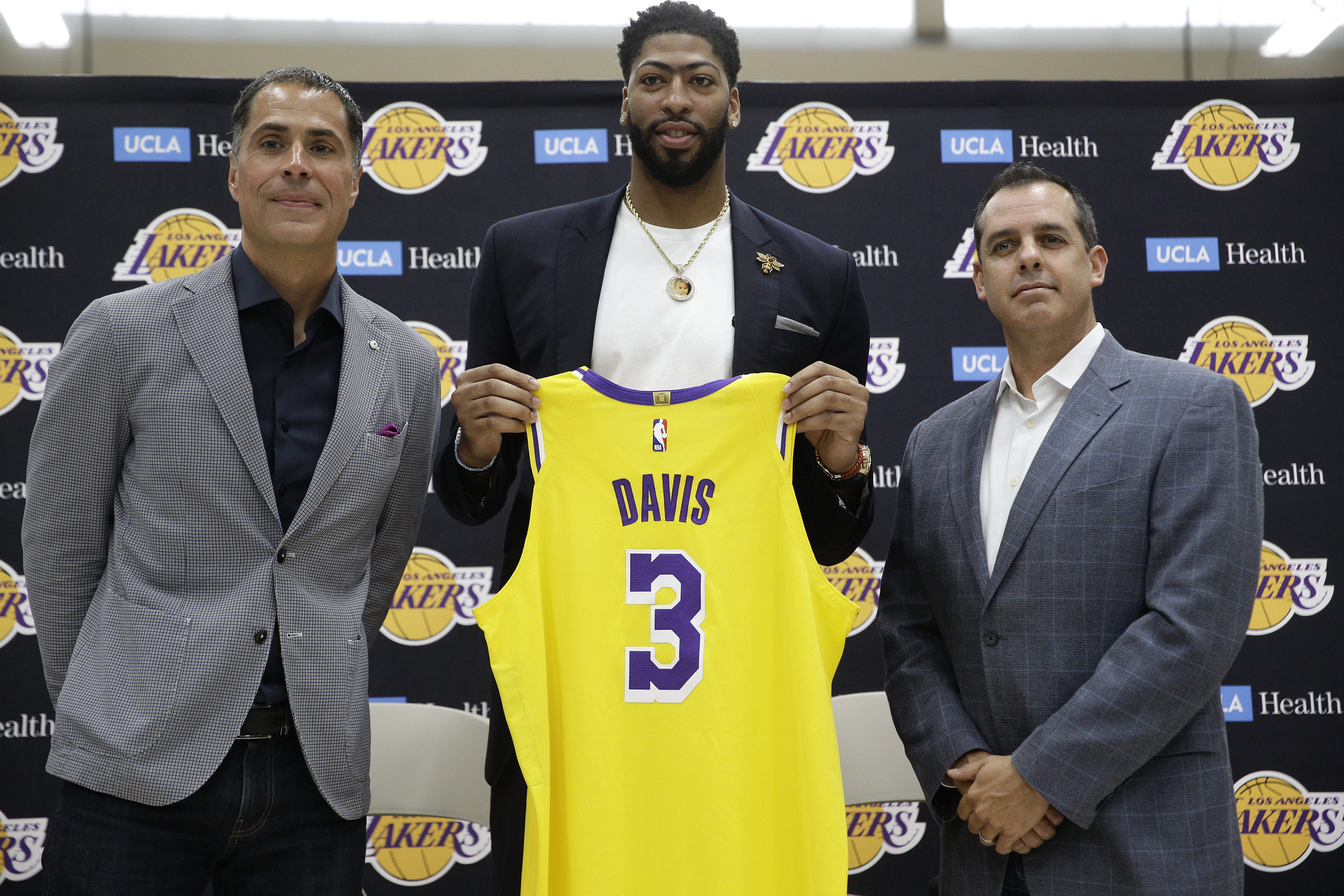 LeBron James gifts No. 23 Lakers jersey to Anthony Davis