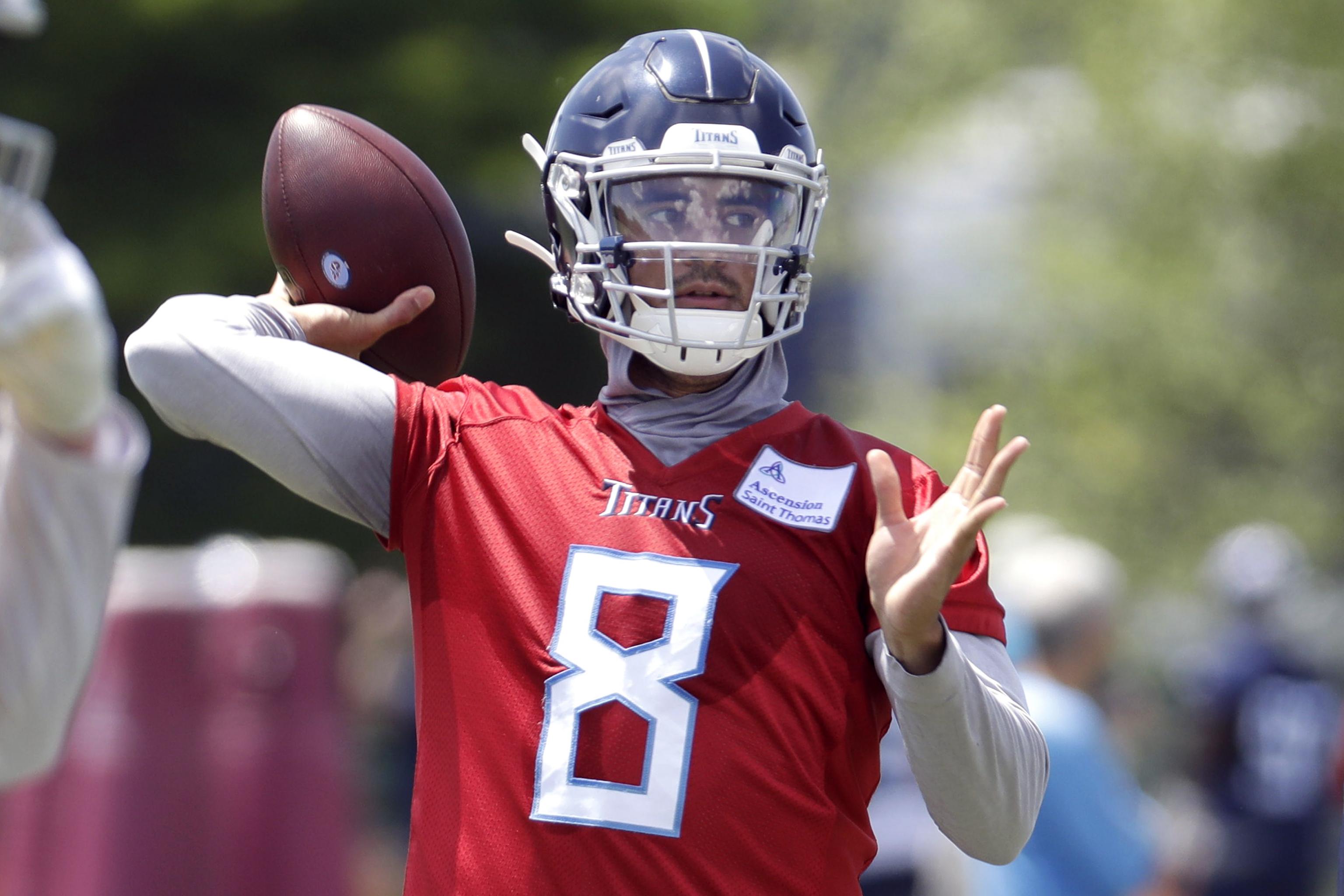 Tennessee Titans quarterback Marcus Mariota passes against the Buffalo Bills  in the first half of an NFL football game Sunday, Oct. 6, 2019, in  Nashville, Tenn. (AP Photo/James Kenney Stock Photo - Alamy