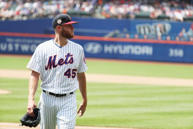 NEW YORK, NEW YORK - JULY 07:  Zack Wheeler #45 of the New York Mets is taken out of the game in the sixth inning by Manager Mickey Callaway #36 during their game against the Philadelphia Phillies at Citi Field on July 07, 2019 in New York City. (Photo by Al Bello/Getty Images)