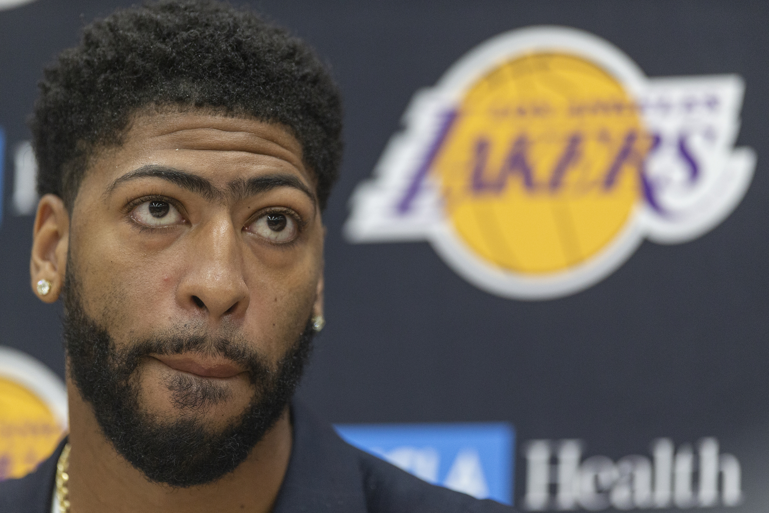 Lakers' Anthony Davis grateful thumb injury isn't serious