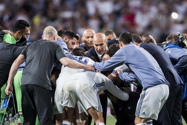 MADRID, SPAIN - APRIL 18: Coach Zinedine Zidane of Real Madrid gives instructions to the players as Daniel Carvajal Ramos of Real Madrid lies on the pitch during their 2016-17 UEFA Champions League Quarter-finals second leg match between Real Madrid and FC Bayern Munich at the Estadio Santiago Bernabeu on 18 April 2017 in Madrid, Spain. (Photo by Power Sport Images/Getty Images)