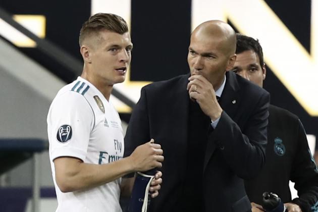 Real Madrid's German midfielder Toni Kroos (L) listens to Real Madrid's French coach Zinedine Zidane during the UEFA Champions League final football match between Liverpool and Real Madrid at the Olympic Stadium in Kiev, Ukraine on May 26, 2018. (Photo by Isabella BONOTTO / Update Images Press / AFP)        (Photo credit should read ISABELLA BONOTTO/AFP/Getty Images)