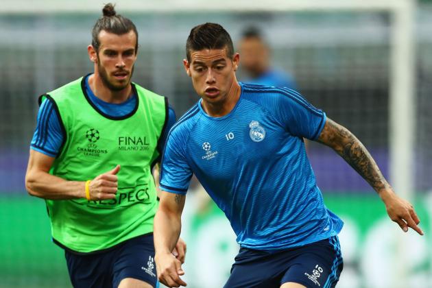MILAN, ITALY - MAY 27: Gareth Bale and James Rodriguez of Real Madrid battle for the ball during a Real Madrid training session on the eve of the UEFA Champions League Final against Atletico de Madrid at Stadio Giuseppe Meazza on May 27, 2016 in Milan, Italy. (Photo by Clive Rose/Getty Images)