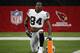 El wide receiver Antonio Brown, de los Raiders de Oakland, calienta antes del partido de pretemporada frente a los Cardinals de Arizona, el jueves 15 de agosto de 019, en Glendale, Arizona. (AP Foto/Rick Scuteri)