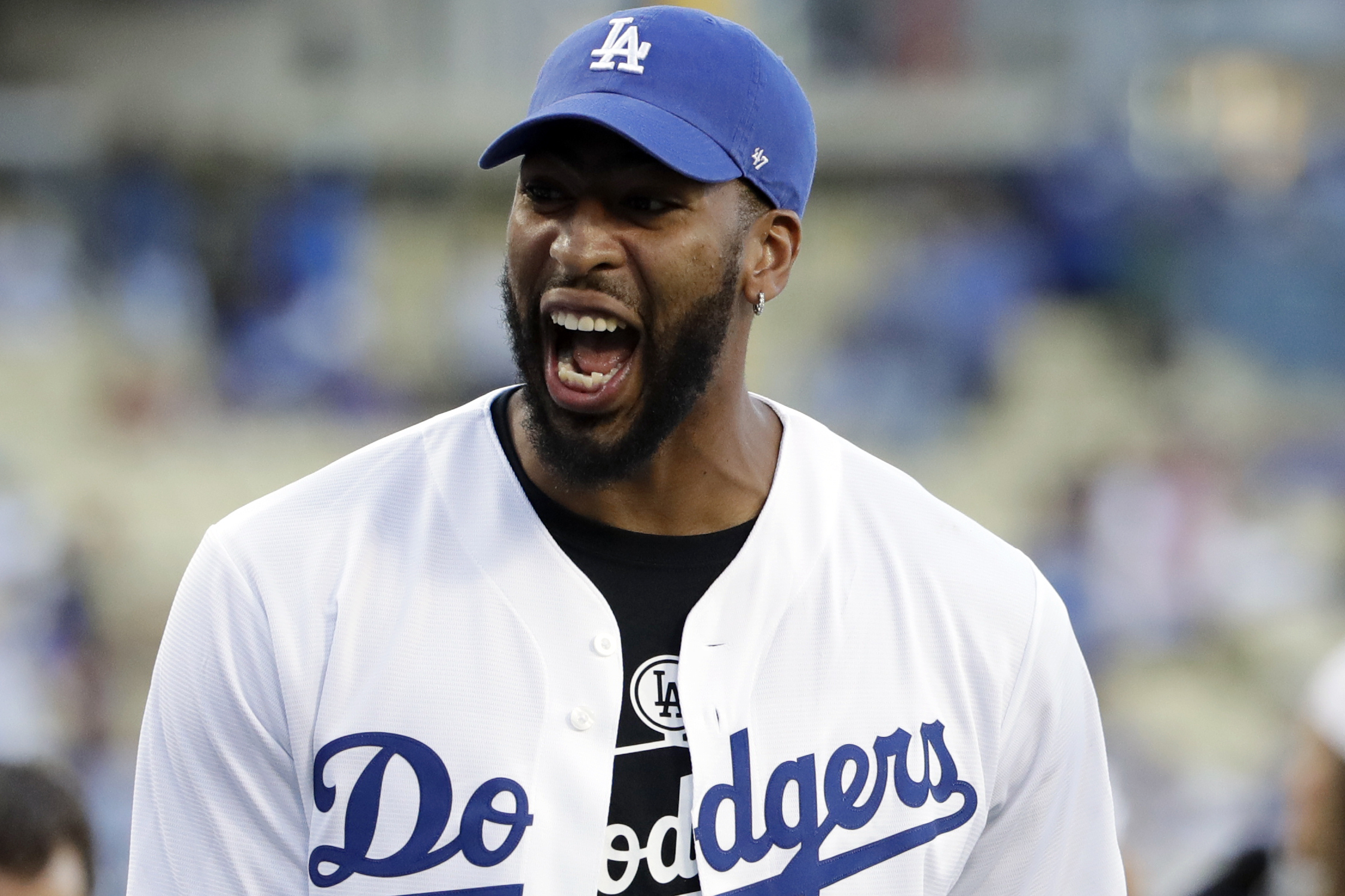 Anthony Davis throws out first pitch at Dodgers game