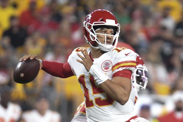 El quarterback de los Chiefs de Kansas City, Patrick Mahomes, busca receptor en la primera mitad del juego de pretemporada ante los Steelers de Pittsburgh, el sábado 17 de agosto de 2019, en Pittsburgh. (AP Foto/Barry Reeger)
