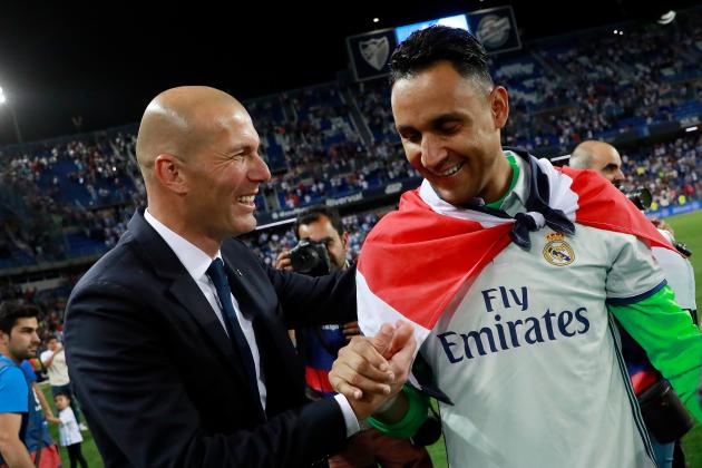 MALAGA, SPAIN - MAY 21:  Zinedine Zidane, Manager of Real Madrid celebrates with Keylor Navas of Real Madrid following the La Liga match between Malaga and Real Madrid at La Rosaleda Stadium on May 21, 2017 in Malaga, Spain.  (Photo by Gonzalo Arroyo Moreno/Getty Images)