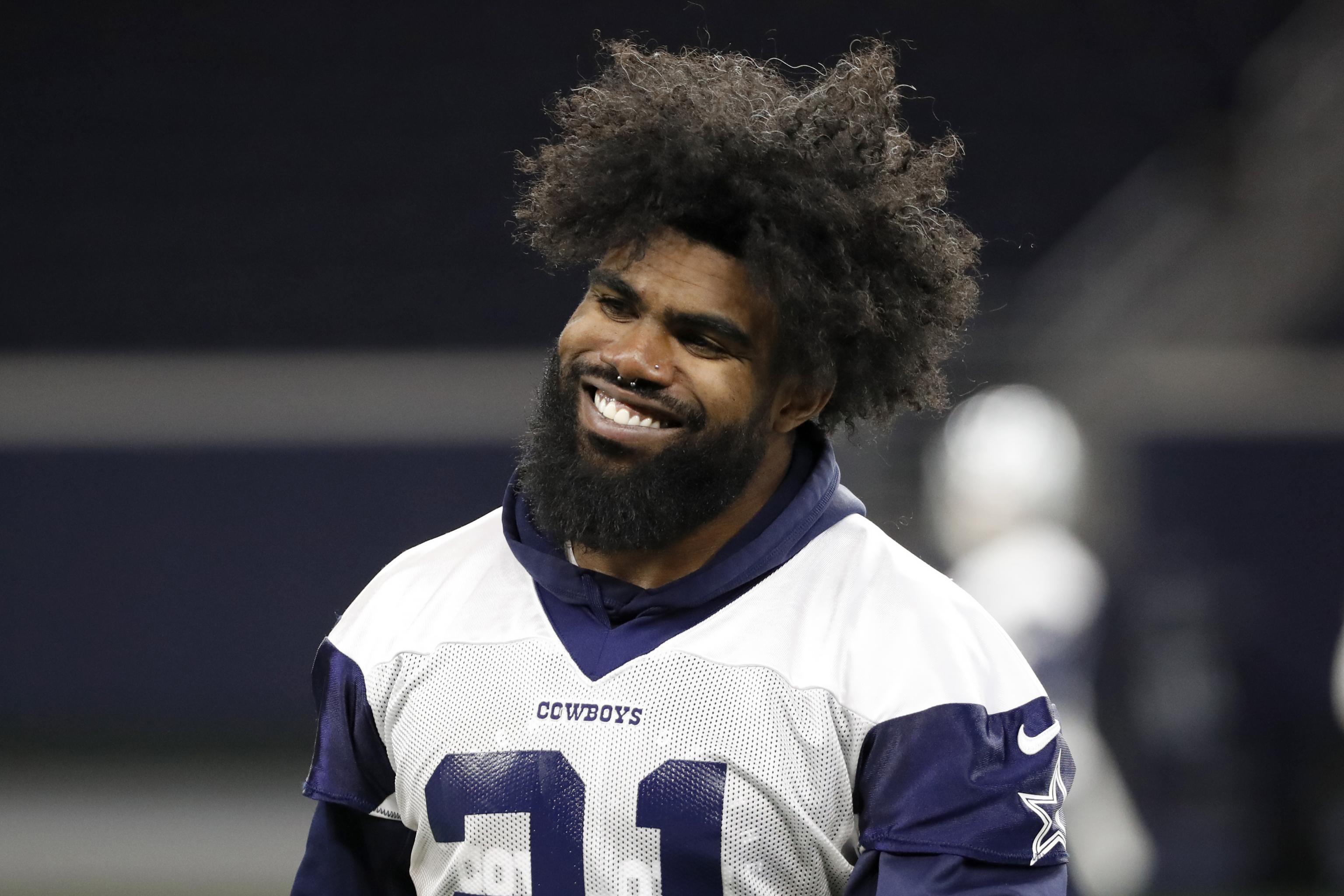 Ezekiel Elliott: Jerry Jones, Dallas Cowboys standing behind star