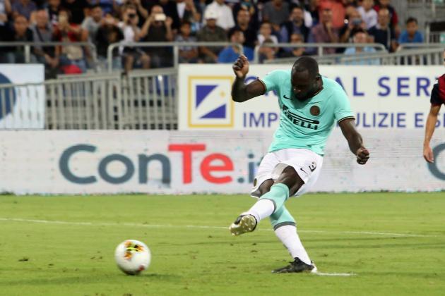 CAGLIARI, ITALY - SEPTEMBER 01: Romelu Lukaku of Inter scores his goal 1-2 during the Serie A match between Cagliari Calcio and FC Internazionale at Sardegna Arena on September 1, 2019 in Cagliari, Italy. (Photo by Enrico Locci/Getty Images)