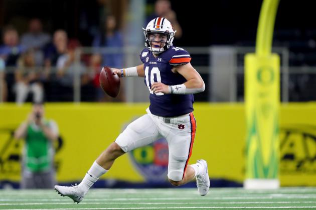 ARLINGTON, TEXAS - AUGUST 31: Bo Nix #10 of the Auburn Tigers scrambles with the ball against the Oregon Ducks in the fourth quarter during the Advocare Classic at AT&T Stadium on August 31, 2019 in Arlington, Texas. (Photo by Tom Pennington/Getty Images)