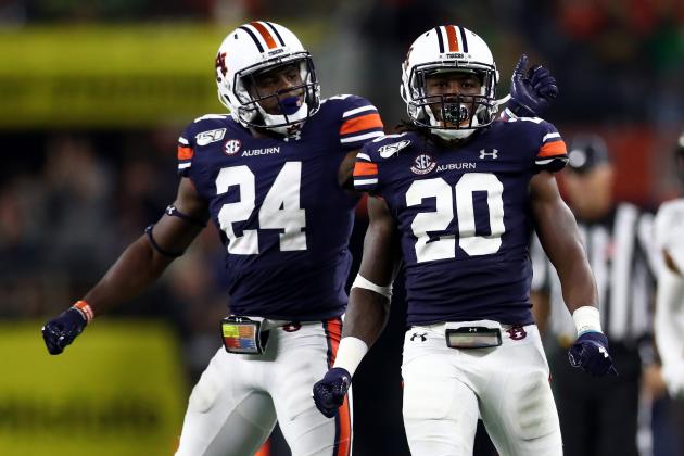 ARLINGTON, TEXAS - AUGUST 31:  Daniel Thomas #24 and Jeremiah Dinson #20 of the Auburn Tigers during the Advocare Classic at AT&T Stadium on August 31, 2019 in Arlington, Texas. (Photo by Ronald Martinez/Getty Images)