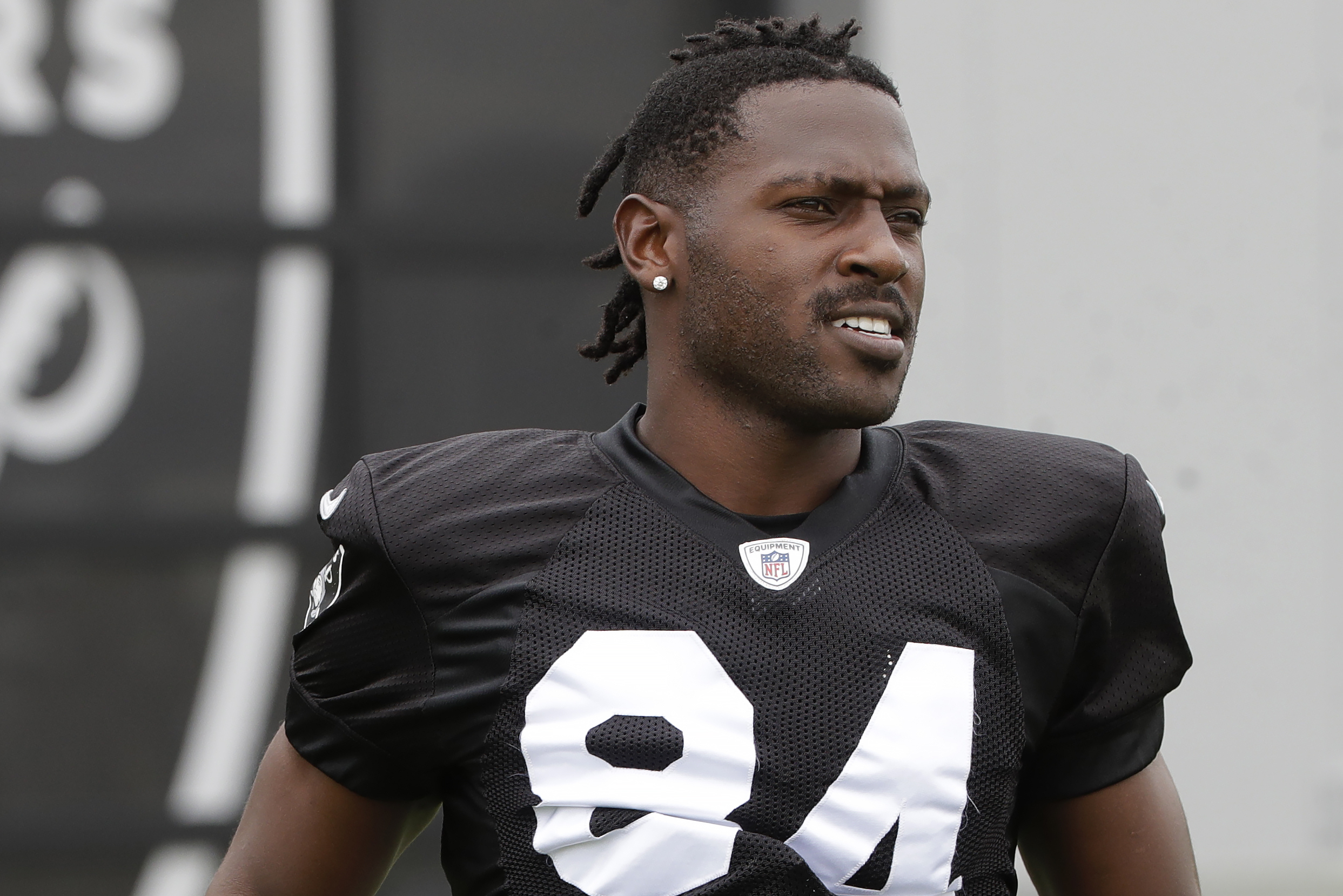 Antonio Brown asks Raiders to cut him on Instagram