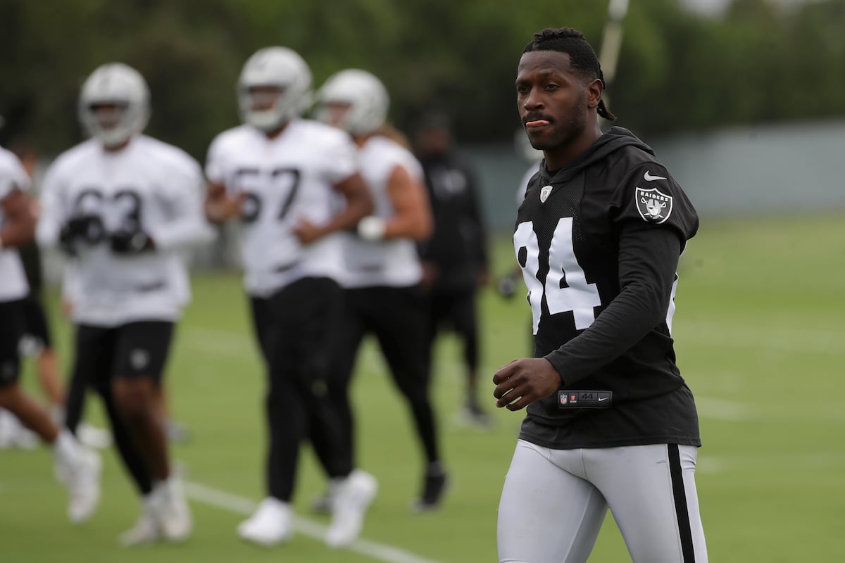 Raiders' Antonio Brown Will Play in Xenith Shadow Helmet After Losing Grievances