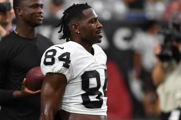 GLENDALE, ARIZONA - AUGUST 15:  Antonio Brown #84 of the Oakland Raiders warms up prior to an NFL preseason game against the Arizona Cardinals at State Farm Stadium on August 15, 2019 in Glendale, Arizona. (Photo by Norm Hall/Getty Images)