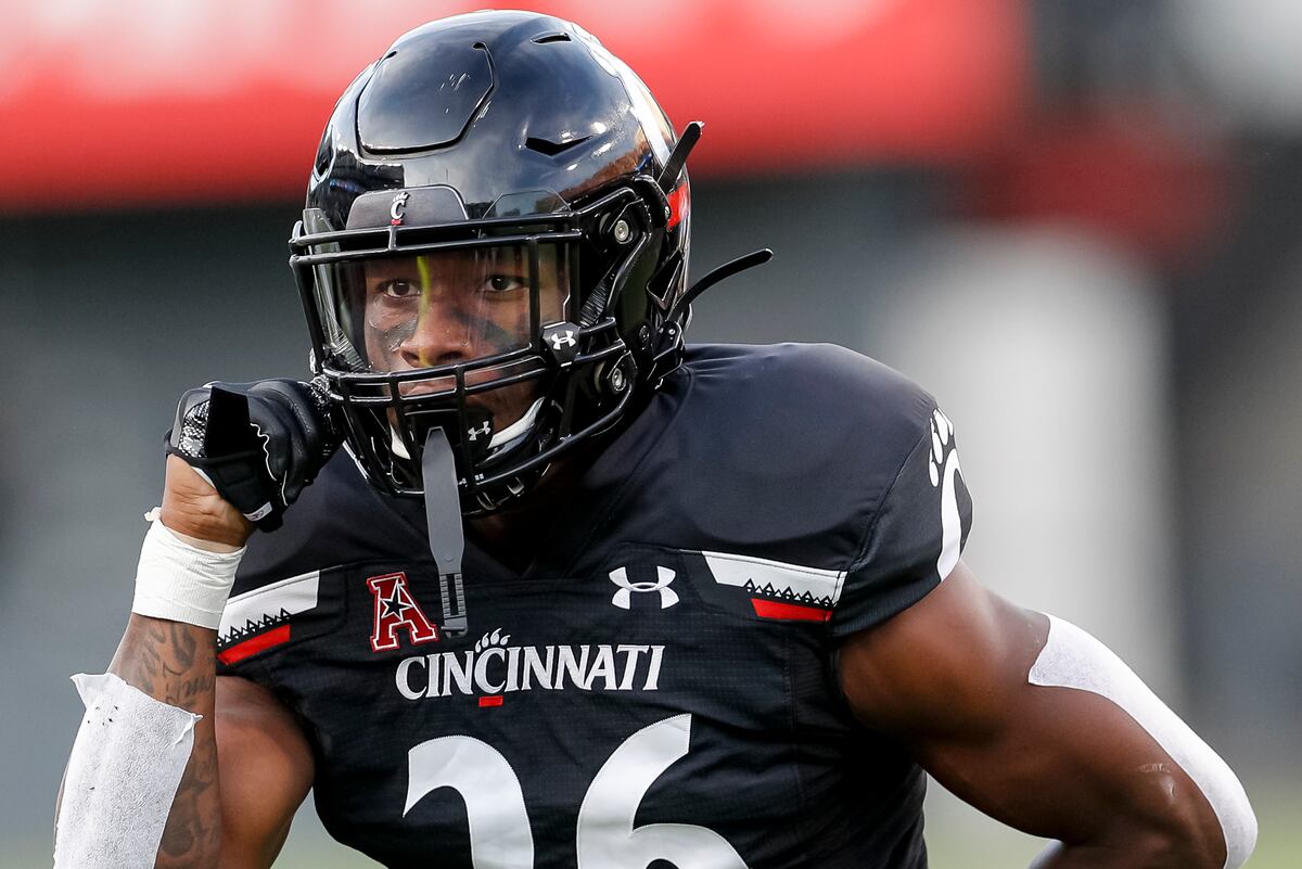 Cincinnati S Kyriq Mcdonald Transported To Hospital After Collapsing Vs Osu Bleacher Report Latest News Videos And Highlights