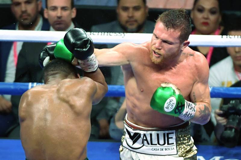 LAS VEGAS, NEVADA - MAY 04:  Canelo Alvarez (R) hits Daniel Jacobs in the fifth round of their middleweight unification fight at T-Mobile Arena on May 4, 2019 in Las Vegas, Nevada. Alvarez won by unanimous decision.  (Photo by Ethan Miller/Getty Images)