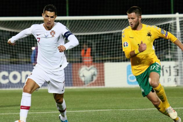 Portugal's Cristiano Ronaldo (L) vies with Lithuania's Mantas Kuklys during the UEFA Euro 2020 Group B qualification football match Lithuania v Portugal in Vilnius, Lithuania, on September 10, 2019. (Photo by Petras Malukas / AFP)        (Photo credit should read PETRAS MALUKAS/AFP/Getty Images)