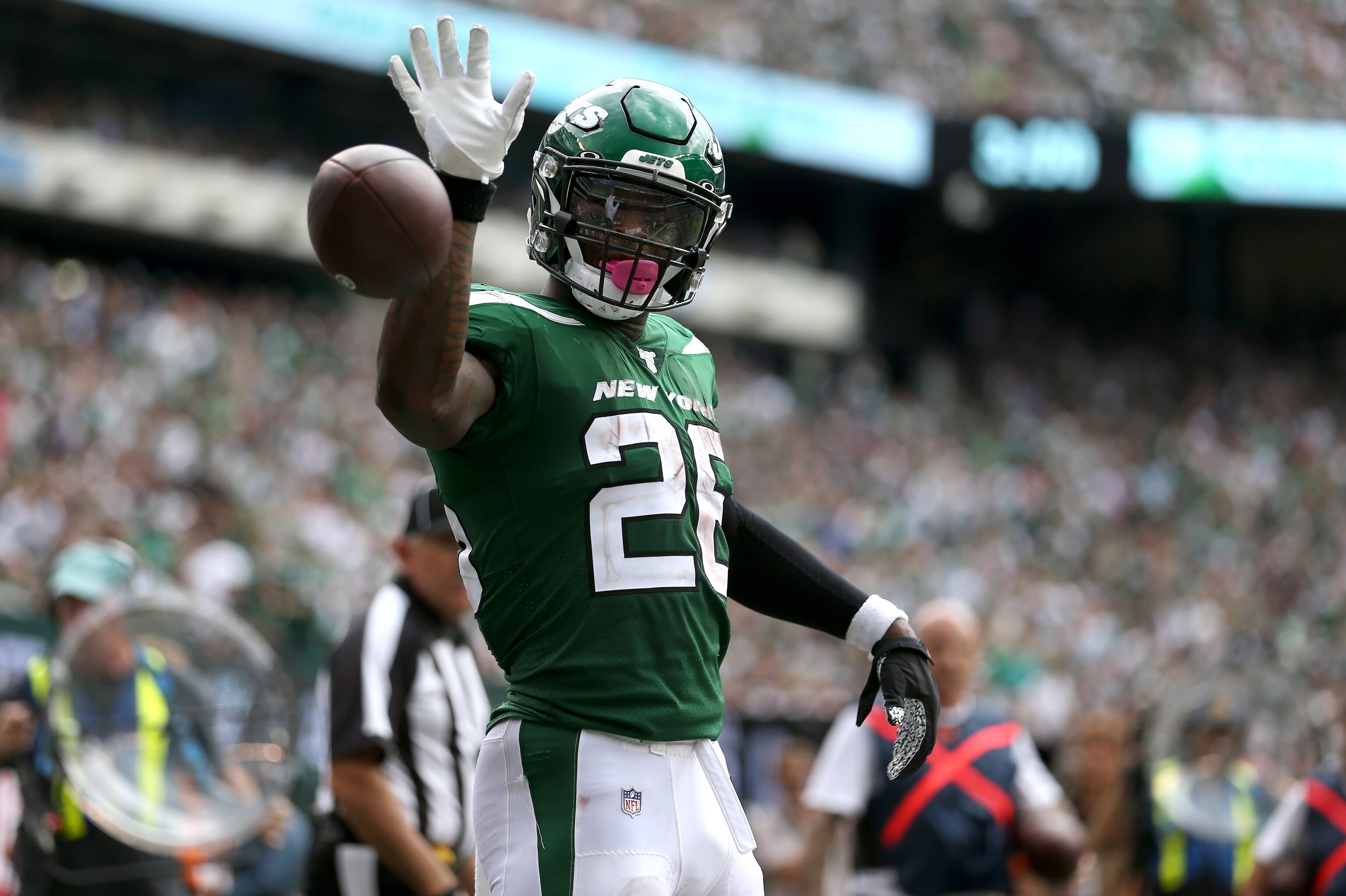 Jets Le Veon Bell Mri For Shoulder Injury Revealed No Major Damage Bleacher Report Latest News Videos And Highlights