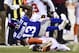 El wide receiver de los Giants, Odell Beckham Jr., arriba, es derribado en un partido de pretemporada contra los Browns de Cleveland el lunes, 21 de agosto de 2017, en Cleveland. (AP Foto/David Ric)