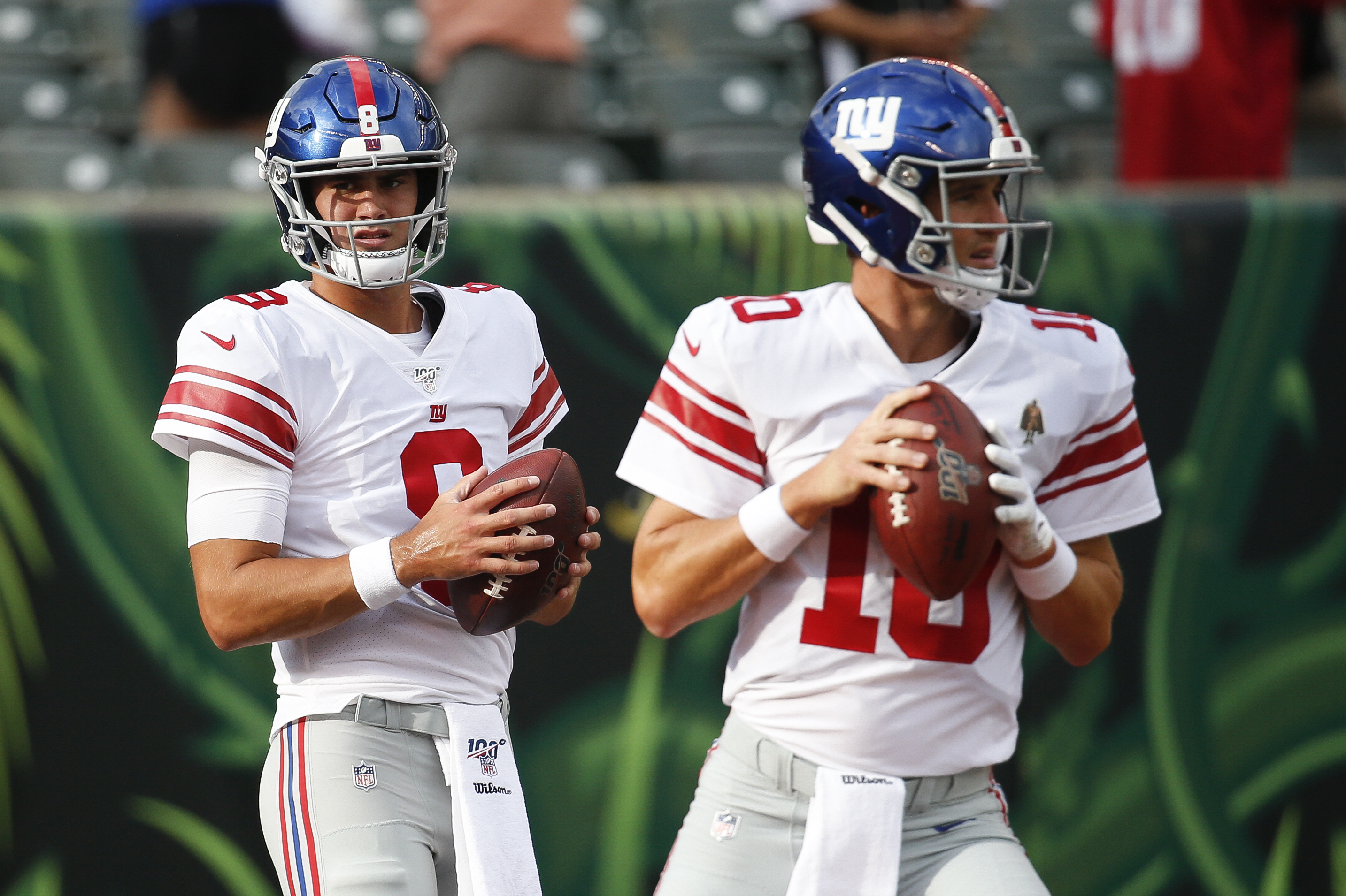 Photo of Eli Manning, Daniel Jones on sideline during Giants vs