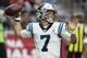 Kyle Allen, quarterback de los Panthers de Carolina, lanza un pase ante los Cardinals de Arizona en el encuentro del domingo 22 de septiembre de 2019 (AP Foto/Ross D. Franklin)
