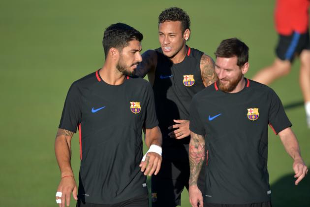 TOPSHOT - Barcelona players Luis Suarez (L), Neymar (C) and Lionel Messi (R) take part in a training session at Barry University in Miami, Florida, on July 27, 2017, two days before their International Champions Cup friendly match against Real Madrid / AFP PHOTO / HECTOR RETAMAL        (Photo credit should read HECTOR RETAMAL/AFP/Getty Images)