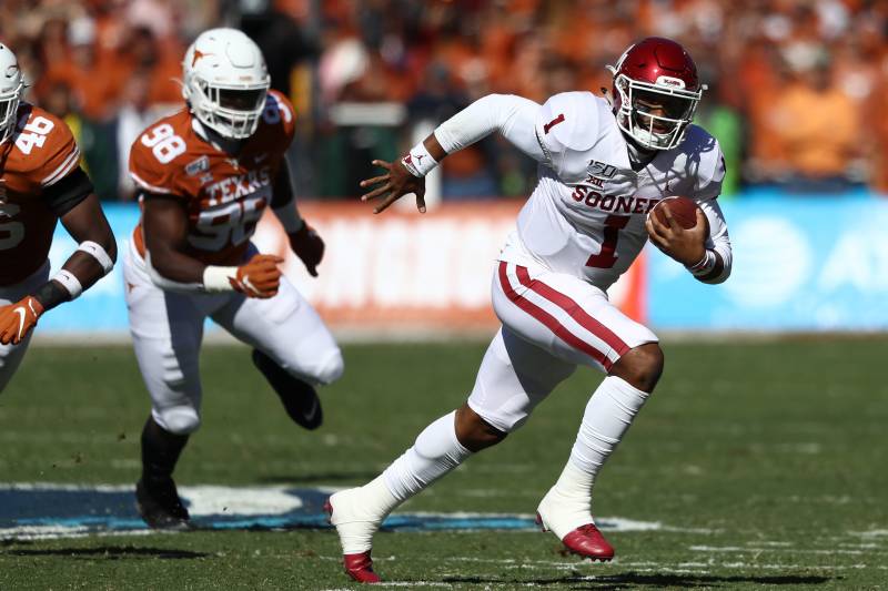 DALLAS, TEXAS - OCTOBER 12: Jalen Hurts #1 of the Oklahoma Sooners runs the ball against the Texas Longhorns in the first quarter during the 2019 AT&T Red River Showdown at Cotton Bowl on October 12, 2019 in Dallas, Texas. (Photo by Ronald Martinez/Getty Images)
