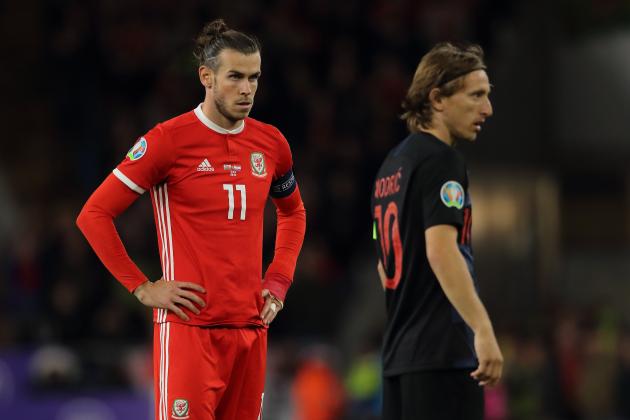 CARDIFF, WALES - OCTOBER 13: Gareth Bale of Wales and fellow Real Madrid team mate Luka Modric of Croatia during the UEFA Euro 2020 qualifier between Wales and Croatia at Cardiff City Stadium on October 13, 2019 in Cardiff, Wales. (Photo by Matthew Ashton - AMA/Getty Images)