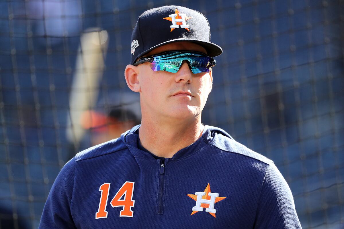 Aj Hinch Warns Yankees Fans He Ll Pull Astros Off Field If Bottles Are Thrown Bleacher Report Latest News Videos And Highlights