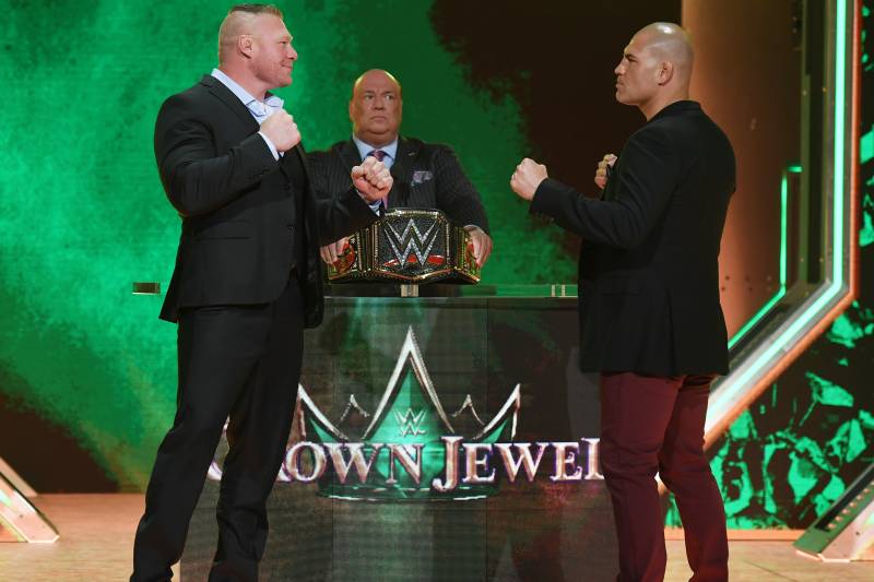 Brock Lesnar Beats Cain Velasquez Retains Wwe Title At Crown