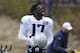 El wide receiver de los Patriots de Nueva Inglaterra, Antonio Brown, toma su casco durante un entrenamiento de la NFL, el miércoles 18 de septiembre de 2019, en Foxborough, Massachusetts. (AP Foto/Steven Senne)