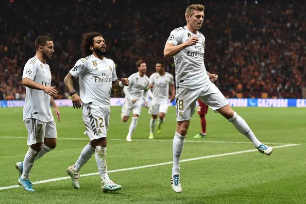 Real Madrid's German midfielder Toni Kroos (R) celebrates after scoring a goal during the UEFA Champions League group A football match between Galatasaray and Real Madrid on October 22, 2019 at the Ali Sami Yen Spor Kompleksi in Istanbul. (Photo by OZAN KOSE / AFP) (Photo by OZAN KOSE/AFP via Getty Images)