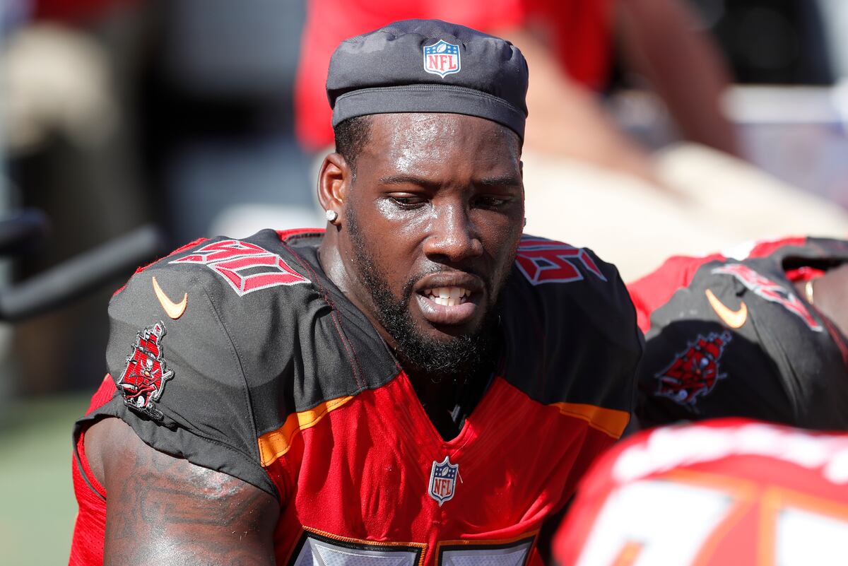 <p>Buccaneers' Jason Pierre-Paul Underwent Offseason Surgery on Knee Injury thumbnail