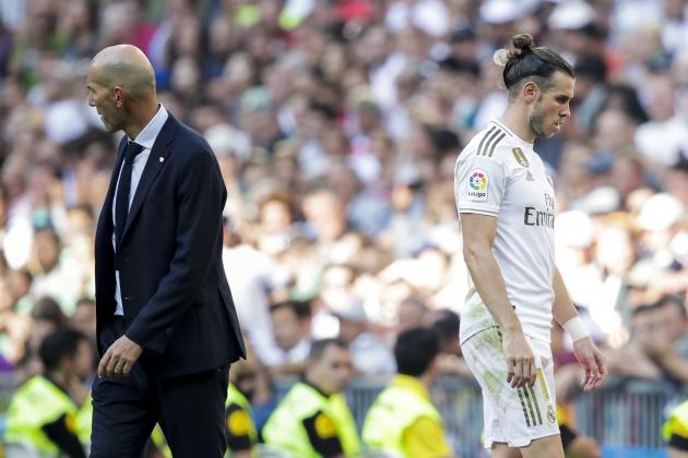 MADRID, SPAIN - OCTOBER 5: (L-R) coach Zinedine Zidane of Real Madrid, Gareth Bale of Real Madrid during the La Liga Santander match between Real Madrid v Granada at the Santiago Bernabeu on October 5, 2019 in Madrid Spain (Photo by David S. Bustamante/Soccrates/Getty Images)