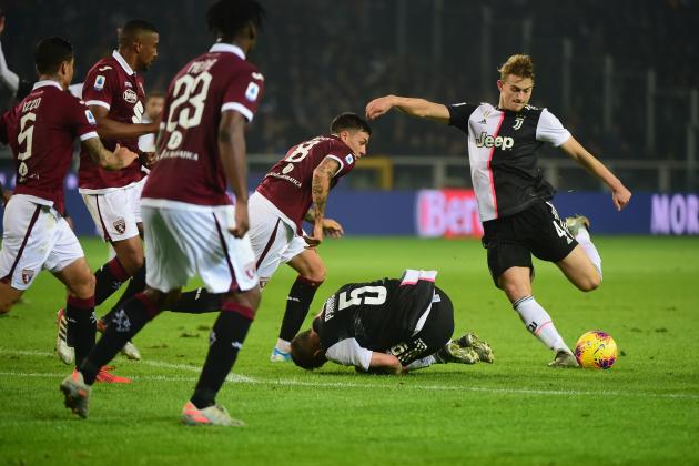 TURIN, ITALY - NOVEMBER 02:  (R) Matthijs de Ligt of Juventus kicks the ball during the Serie A match between Torino FC and Juventus at Stadio Olimpico di Torino on November 2, 2019 in Turin, Italy.  (Photo by Pier Marco Tacca/Getty Images)