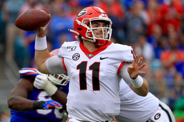 JACKSONVILLE, FLORIDA - NOVEMBER 02: Jake Fromm #11 of the Georgia Bulldogs passes during a game against the Georgia Bulldogs on November 02, 2019 in Jacksonville, Florida. (Photo by Mike Ehrmann/Getty Images)