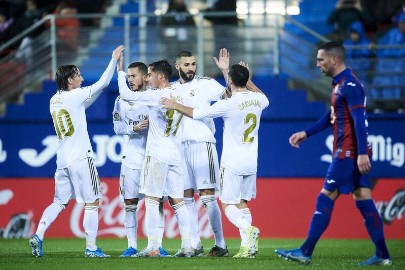 Hasil gambar untuk Benzema Madrid Eibar