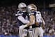 El quarterback de los Cowboys de Dallas Dak Prescott celebra con el tight end Blake Jarwin durante el juego del lunes cuatro de noviembre del 2019 ante los Giants de Nueva York. (AP Photo/Adam Hunger)
