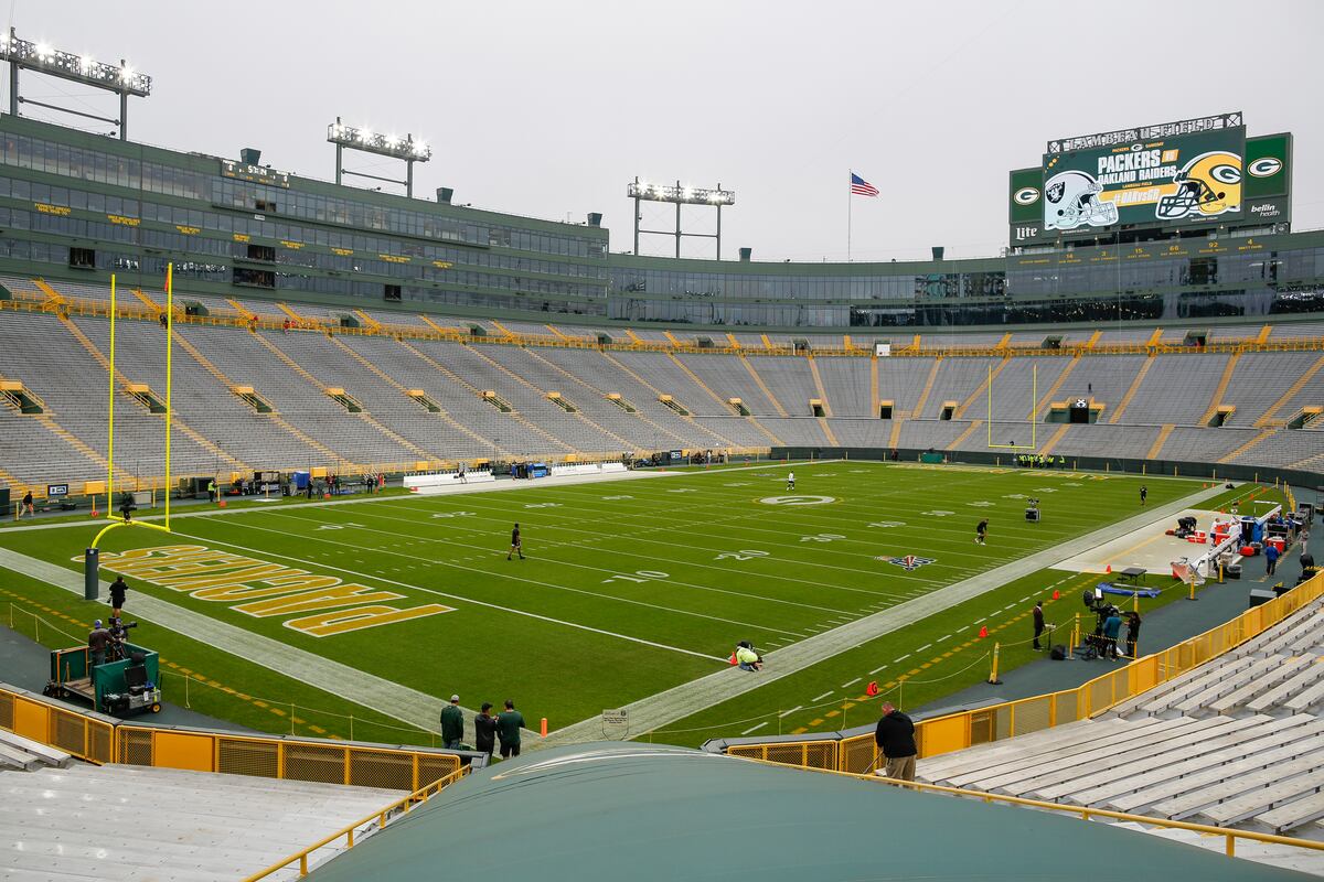 Video: Skydiver Crashes into Lambeau Wall During Panthers vs. Packers Halftime - Bleacher Report thumbnail